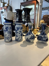 Deux paires de vases en porcelaine du Japon en bleu et blanc &agrave; d&eacute;cor de personnages dans un paysage, Edo, 17&egrave;me