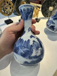 Deux paires de vases en porcelaine du Japon en bleu et blanc &agrave; d&eacute;cor de personnages dans un paysage, Edo, 17&egrave;me