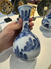 Deux paires de vases en porcelaine du Japon en bleu et blanc &agrave; d&eacute;cor de personnages dans un paysage, Edo, 17&egrave;me