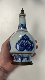 Cinq salerons en porcelaine de Chine en bleu et blanc et un aspersoir &agrave; monture en cuivre, Kangxi/Jiaqing