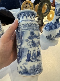 Deux paires de vases en porcelaine du Japon en bleu et blanc &agrave; d&eacute;cor de personnages dans un paysage, Edo, 17&egrave;me