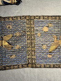 Een paar Chinese met gouddraad geborduurde zijden 'rank badges' met wilde ganzen, 19e eeuw