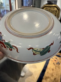 Plat en porcelaine de Chine wucai &agrave; d&eacute;cor de 'Qi Lin Song Zi 麒麟送子', Kangxi