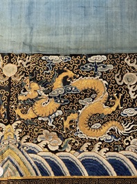 Een Chinese met goud- en zilverdraad geborduurde zijden doek met draken, Qing