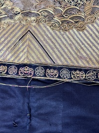 Sur-veste en soie bleu fonc&eacute;e brod&eacute;e en fil d'or aux motifs du badge de rang &agrave; d&eacute;cor d'oies sauvages, 19&egrave;me