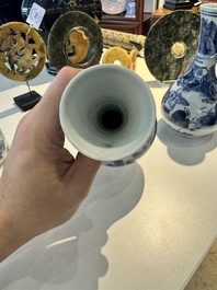 Deux paires de vases en porcelaine du Japon en bleu et blanc &agrave; d&eacute;cor de personnages dans un paysage, Edo, 17&egrave;me