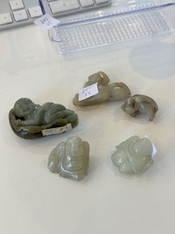 Vijf Chinese witte en celadon jade sculpturen van jongens en Boeddha, 18/19e eeuw