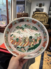 Plat en porcelaine de Chine wucai &agrave; d&eacute;cor de 'Qi Lin Song Zi 麒麟送子', Kangxi