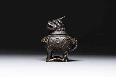 Een fijn Chinees bronzen wierookvat en deksel in de vorm van een luduan, Ming