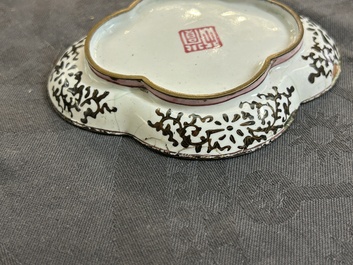 Une paire de tasses et trois coupes en &eacute;maux de Canton &agrave; d&eacute;cor floral, Yongzheng/Qianlong