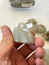 Vijf Chinese witte en celadon jade sculpturen van jongens en Boeddha, 18/19e eeuw