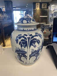 Vase couvert en porcelaine de Chine en bleu et blanc &agrave; d&eacute;cor 'Jia Guan Jin Jue 加官晉爵', &eacute;poque Transition