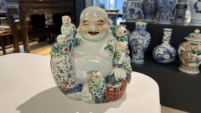 Deux figures de Bouddha en porcelaine de Chine famille rose, marque Zhu Mao Sheng 朱茂生, 19/20&egrave;me