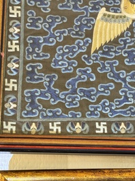 Quatre badges de rang en soie brod&eacute;e au fil d'or dans un cadre, Chine, 19&egrave;me