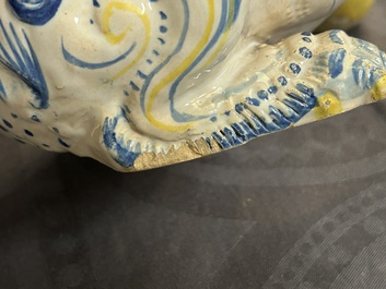 Een paar Portugese polychrome faience sculpturen van een leeuw, 17/18e eeuw