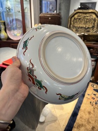 Plat en porcelaine de Chine wucai &agrave; d&eacute;cor de 'Qi Lin Song Zi 麒麟送子', Kangxi