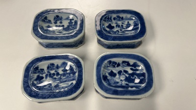 Vijf Chinese blauw-witte zoutvaten en een sprenkelaar met koperen monturen, Kangxi/Jiaqing