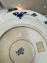 Vier Chinese blauw-witte schotels met floraal decor, Kangxi/Yongzheng