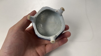 Cinq salerons en porcelaine de Chine en bleu et blanc et un aspersoir &agrave; monture en cuivre, Kangxi/Jiaqing