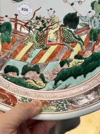 Plat en porcelaine de Chine wucai &agrave; d&eacute;cor de 'Qi Lin Song Zi 麒麟送子', Kangxi