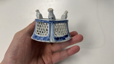 Cinq salerons en porcelaine de Chine en bleu et blanc et un aspersoir &agrave; monture en cuivre, Kangxi/Jiaqing