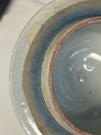 Vase couvert en porcelaine de Chine en bleu et blanc &agrave; d&eacute;cor 'Jia Guan Jin Jue 加官晉爵', &eacute;poque Transition