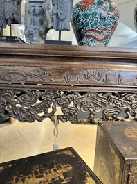 Grande console de type 'tiaoan' en bois de jichimu sculpt&eacute; &agrave; d&eacute;cor de lingzhi et chilong, Chine, 19/20&egrave;me