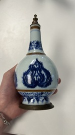Cinq salerons en porcelaine de Chine en bleu et blanc et un aspersoir &agrave; monture en cuivre, Kangxi/Jiaqing