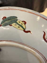 Plat en porcelaine de Chine wucai &agrave; d&eacute;cor de 'Qi Lin Song Zi 麒麟送子', Kangxi