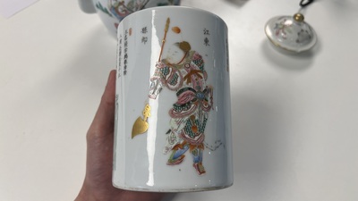 Une th&eacute;i&egrave;re et un pot &agrave; pinceaux en porcelaine de Chine famille rose &agrave; d&eacute;cor 'Wu Shuang Pu', marque et &eacute;poque de Daoguang