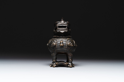 Br&ucirc;le-parfum couvert en bronze en forme de luduan, Chine, Ming