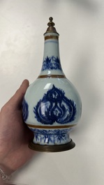 Cinq salerons en porcelaine de Chine en bleu et blanc et un aspersoir &agrave; monture en cuivre, Kangxi/Jiaqing