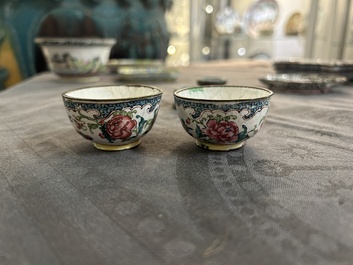 Een paar fijne Chinese kopjes en drie schotels in Canton email met floraal decor, Yongzheng/Qianlong