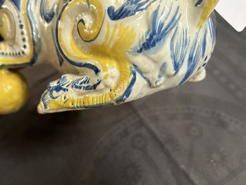 Een paar Portugese polychrome faience sculpturen van een leeuw, 17/18e eeuw