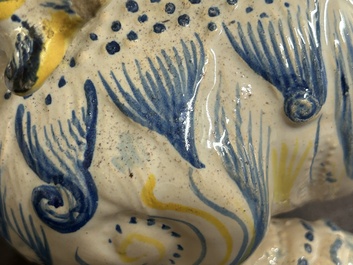 Een paar Portugese polychrome faience sculpturen van een leeuw, 17/18e eeuw