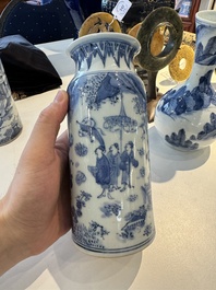 Deux paires de vases en porcelaine du Japon en bleu et blanc &agrave; d&eacute;cor de personnages dans un paysage, Edo, 17&egrave;me