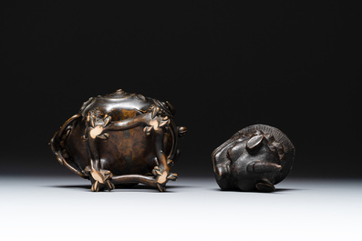 Br&ucirc;le-parfum couvert en bronze en forme de luduan, Chine, Ming