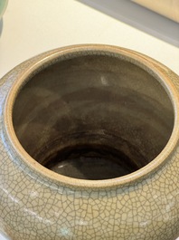 Pot en porcelaine de Chine de type ge aux couvercle et socle en bois, 19&egrave;me
