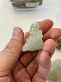 Vijf Chinese witte en celadon jade sculpturen van jongens en Boeddha, 18/19e eeuw