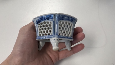 Cinq salerons en porcelaine de Chine en bleu et blanc et un aspersoir &agrave; monture en cuivre, Kangxi/Jiaqing