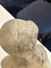 Een stenen sculptuur van een man met het logo van de Vrijmetselarij, wellicht Frankrijk, 18e eeuw