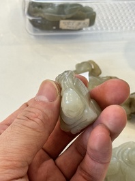 Vijf Chinese witte en celadon jade sculpturen van jongens en Boeddha, 18/19e eeuw