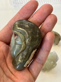 Vijf Chinese witte en celadon jade sculpturen van jongens en Boeddha, 18/19e eeuw