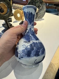 Deux paires de vases en porcelaine du Japon en bleu et blanc &agrave; d&eacute;cor de personnages dans un paysage, Edo, 17&egrave;me