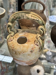 Grande collection de dix-neuf pots &agrave; chaux en gr&egrave;s, Vietnam, 14&egrave;me et post&eacute;rieur