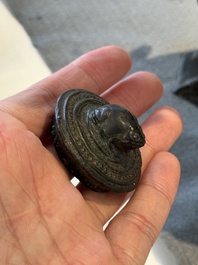 Een Chinees archa&iuml;sch bronzen wijnvat in de vorm van een gans, Song