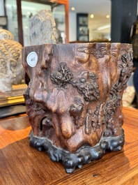 Grand pot &agrave; pinceaux en bois huanghuali sculpt&eacute; &agrave; d&eacute;cor tao&iuml;ste, Chine, 17/18&egrave;me