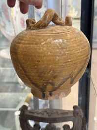 Grande collection de dix-neuf pots &agrave; chaux en gr&egrave;s, Vietnam, 14&egrave;me et post&eacute;rieur