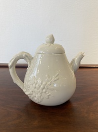 A Chinese white-glazed teapot, inscribed Yi Gong 逸公, 18/19th C.