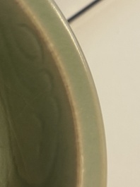 Lave-pinceaux en porcelaine de Chine c&eacute;ladon de Longquan &agrave; d&eacute;cor incis&eacute; de poissons, Ming